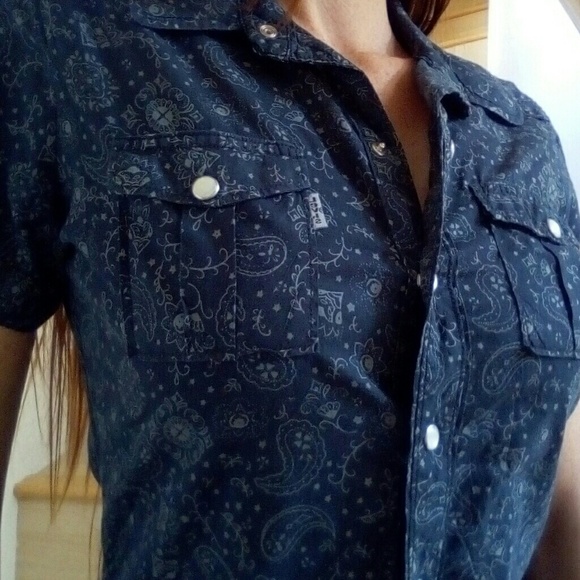 Levi's Tops - Womens Levi button up shirt